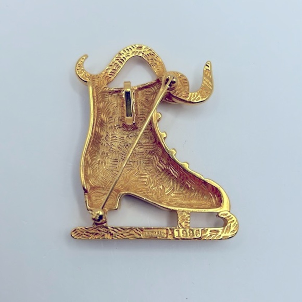 Vintage 1996 Trifari Signed Large Enamel Ice Skate Brooch Pendant - Picture 5 of 9